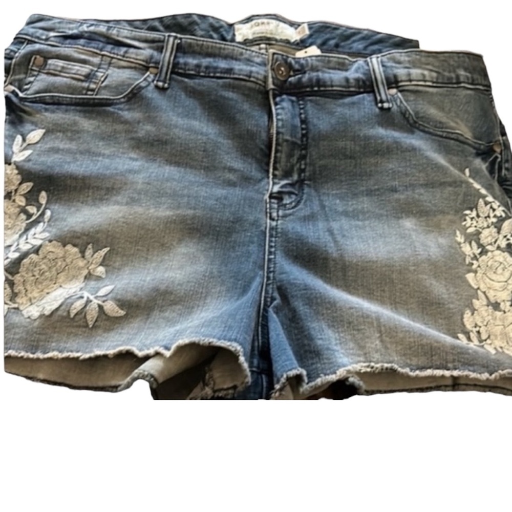 Torrid Blue Jean Cut Offs white rose embroidery zipper closure pockets NWT 26 - Picture 9 of 9